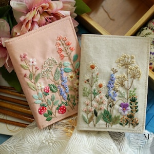 Funda de pasaporte personalizada con diseño floral vintage bordada a mano para entusiastas de los viajes, billetera de pasaporte con nombre personalizado para dama de honor, regalo de boda