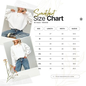 Op de afbeelding: Witte Gildan 18000 sweatshirt maattabel. De tabel geeft de maten S t/m 5XL weer, met afmetingen in inches voor lengte, breedte en mouwlengte. De afbeelding toont ook een persoon die het sweatshirt draagt.