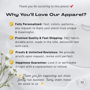 Op de afbeelding: Afbeelding met witte achtergrond en tekst: "Waarom u van onze kleding zult houden?" met details over personalisatie, kwaliteit, verzending, revisies en een tevredenheidsgarantie. Er is ook een bedankbericht opgenomen.