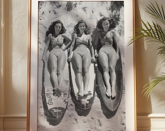 Vintage Surfer Girls Print: Schwarz Weiss Strand Fotografie (Digitaler Download