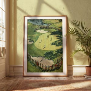 K&ouml;nnte beinhalten: Gerahmter Vintage-Golfplatzdruck. Das Kunstwerk zeigt einen Golfplatz mit Spielern, Zuschauern, Sandfallen und einem Wasserspiel. Der Druck befindet sich in einem goldenen Rahmen und lehnt an einer gelben Wand.