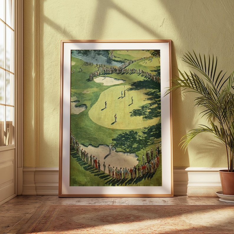 K&ouml;nnte beinhalten: Gerahmter Vintage-Golfplatzdruck. Das Kunstwerk zeigt einen Golfplatz mit Spielern, Zuschauern, Sandfallen und einem Wasserspiel. Der Druck befindet sich in einem goldenen Rahmen und lehnt an einer gelben Wand.