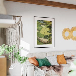 K&ouml;nnte beinhalten: Ein gerahmter Golfplatzdruck h&auml;ngt &uuml;ber einem wei&szlig;en Sofa mit bunten Kissen und einem Kunstfell&uuml;berwurf. Drei runde, gewebte Wandspiegel sind an der Wand angebracht. Ein Makramee-Wandbehang und Gr&uuml;nzeug erg&auml;nzen die Einrichtung des Raumes.