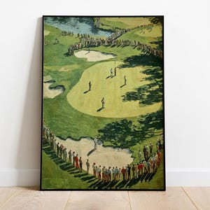 K&ouml;nnte beinhalten: Ein gerahmter Vintage-Golfplatzdruck. Das Kunstwerk zeigt einen Golfplatz mit Spielern, Zuschauern, Sandfallen und einem Wasserspiel. Die Farbpalette umfasst Gr&uuml;n-, Gelb- und Braunt&ouml;ne mit einem schwarzen Rahmen.