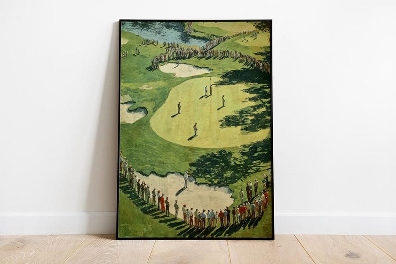 K&ouml;nnte beinhalten: Ein gerahmter Vintage-Golfplatzdruck. Das Kunstwerk zeigt einen Golfplatz mit Spielern, Zuschauern, Sandfallen und einem Wasserspiel. Die Farbpalette umfasst Gr&uuml;n-, Gelb- und Braunt&ouml;ne mit einem schwarzen Rahmen.