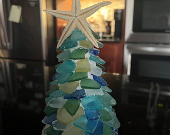 Seeglas-Weihnachtsbaum mit Muschel-Sternspitze, Küstenurlaubsdekor
