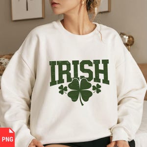 Puede incluir: Sudadera blanca con la palabra "IRISH" impresa en letras verdes con un dise&ntilde;o de tr&eacute;bol.