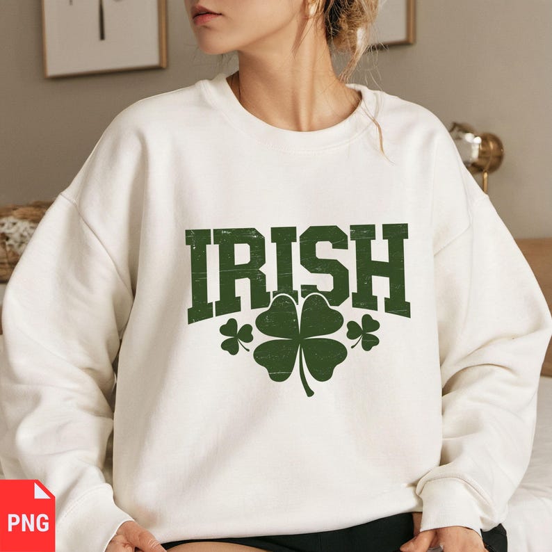 Puede incluir: Sudadera blanca con la palabra "IRISH" impresa en letras verdes con un dise&ntilde;o de tr&eacute;bol.
