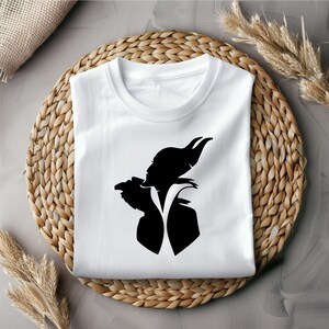 Puede incluir: Camiseta blanca con una silueta negra de Mal&eacute;fica de La Bella Durmiente de Disney.