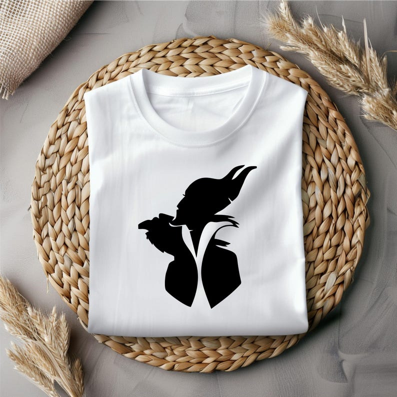 Puede incluir: Camiseta blanca con una silueta negra de Mal&eacute;fica de La Bella Durmiente de Disney.