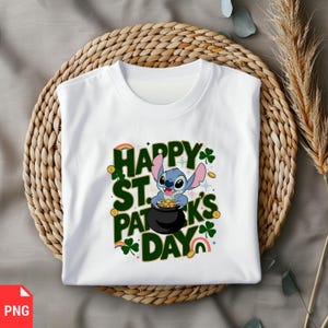 Pode incluir: Camiseta branca com um personagem Stitch azul segurando um pote de moedas de ouro. O texto "Happy St. Patrick's Day" está impresso em verde e dourado na camiseta.