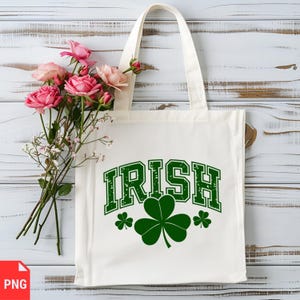 Puede incluir: Una bolsa de tela blanca con la palabra "IRISH" en letras verdes en bloque con un aspecto desgastado. Tres tr&eacute;boles verdes se encuentran debajo de la palabra.