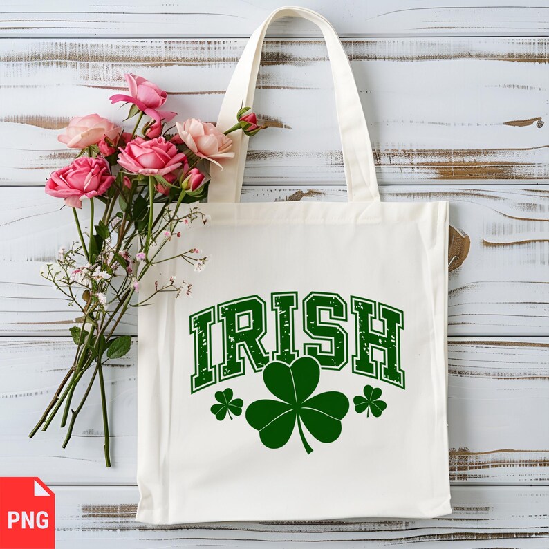 Puede incluir: Una bolsa de tela blanca con la palabra "IRISH" en letras verdes en bloque con un aspecto desgastado. Tres tr&eacute;boles verdes se encuentran debajo de la palabra.