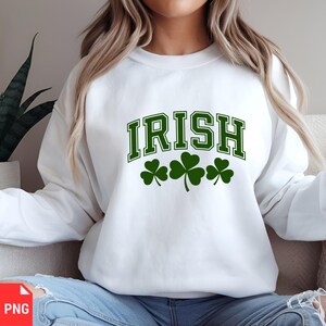 Puede incluir: Sudadera blanca con la palabra "IRISH" en letras verdes de bloque con un contorno blanco. Tres tr&eacute;boles verdes est&aacute;n debajo de la palabra.