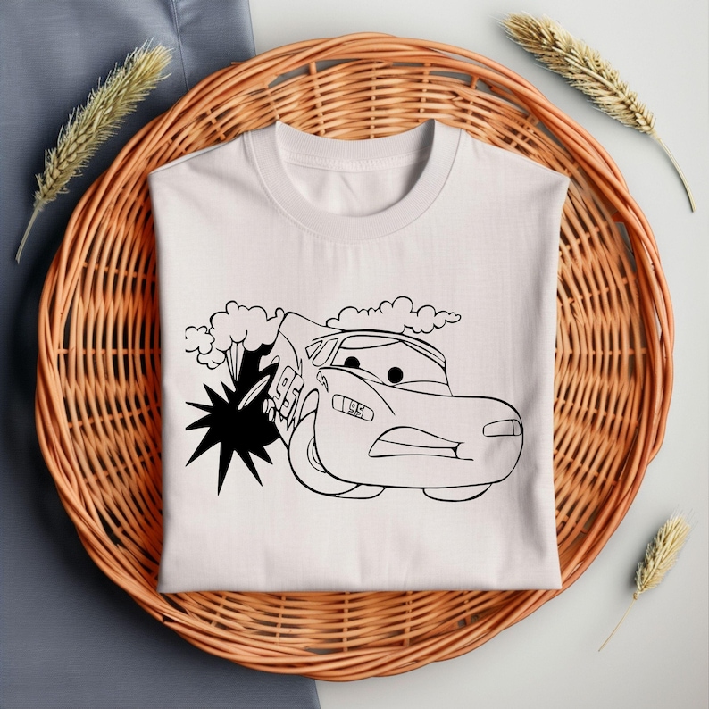 Puede incluir: Una camiseta blanca con un dibujo en blanco y negro de un coche de carreras de dibujos animados con el n&uacute;mero 95 en el lateral. El coche est&aacute; en una nube de humo y tiene una expresi&oacute;n de sorpresa en su rostro.