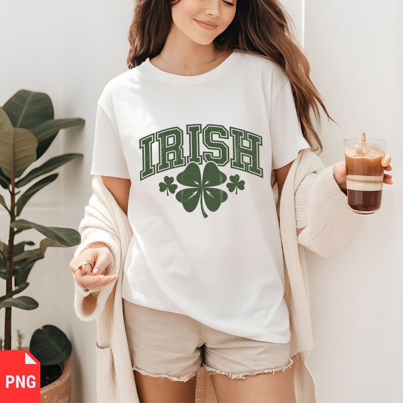 Puede incluir: Camiseta blanca con la palabra "IRISH" en letras verdes en bloque y un gr&aacute;fico de tr&eacute;bol de cuatro hojas verde.
