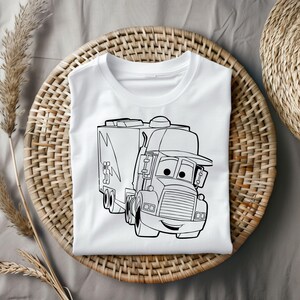 Puede incluir: Una camiseta blanca con un dibujo en blanco y negro de un cami&oacute;n de dibujos animados. El cami&oacute;n tiene una cabina grande y un remolque. El cami&oacute;n tiene una cara con ojos, una boca y una sonrisa.