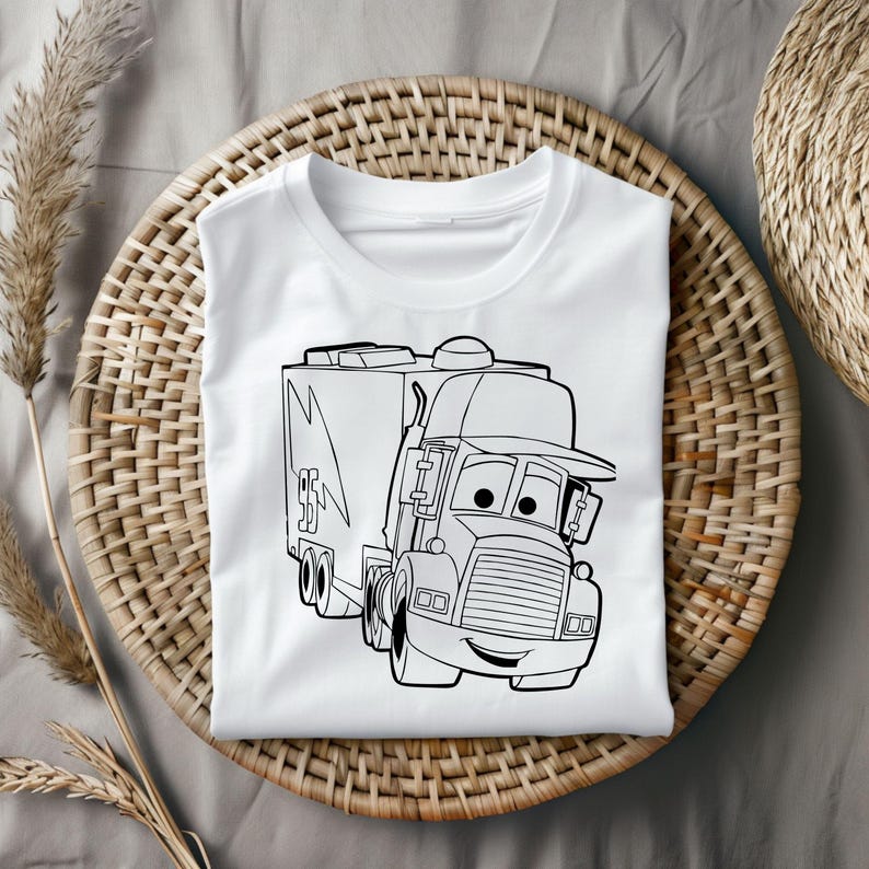 Puede incluir: Una camiseta blanca con un dibujo en blanco y negro de un cami&oacute;n de dibujos animados. El cami&oacute;n tiene una cabina grande y un remolque. El cami&oacute;n tiene una cara con ojos, una boca y una sonrisa.