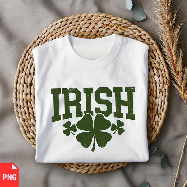 Puede incluir: Camiseta blanca con la palabra "IRISH" impresa en verde con un dise&ntilde;o de tr&eacute;bol debajo.