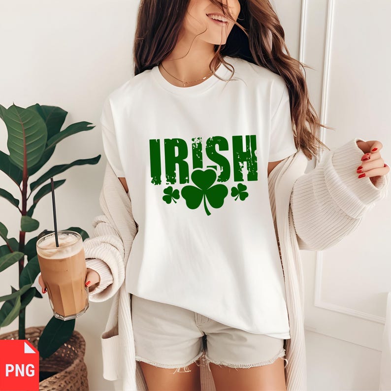 Puede incluir: Camiseta blanca con la palabra "IRISH" en letras verdes desgastadas y tres tr&eacute;boles verdes.