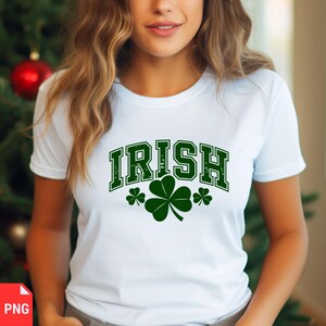 Puede incluir: Camiseta blanca con un gr&aacute;fico verde "IRISH" con tr&eacute;boles.