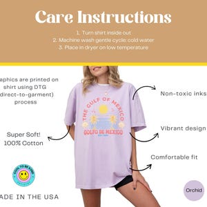 K&ouml;nnte beinhalten: Ein lila T-Shirt mit einem Aufdruck des Golfs von Mexiko. Der Text "The Gulf of Mexico" und "Golfo de Mexico" ist auf dem Shirt gedruckt. Das Shirt besteht aus 100% Baumwolle und ist superweich. Das Shirt ist in den USA hergestellt.