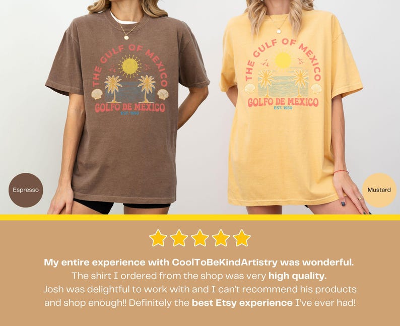 K&ouml;nnte beinhalten: Zwei T-Shirts mit einem Vintage-Grafikdesign mit einer Palme und dem Text "The Gulf of Mexico" und "Golfo de Mexico Est. 1550". Die Shirts sind in zwei Farben erh&auml;ltlich: Espresso-Braun und Senfgelb.
