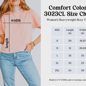 Pu&ograve; includere: Una donna indossa una t-shirt boxy Comfort Colors color pesca. L'immagine include una tabella delle taglie con misure in pollici per le taglie S-2XL. La tabella mostra la lunghezza e la larghezza delle magliette.