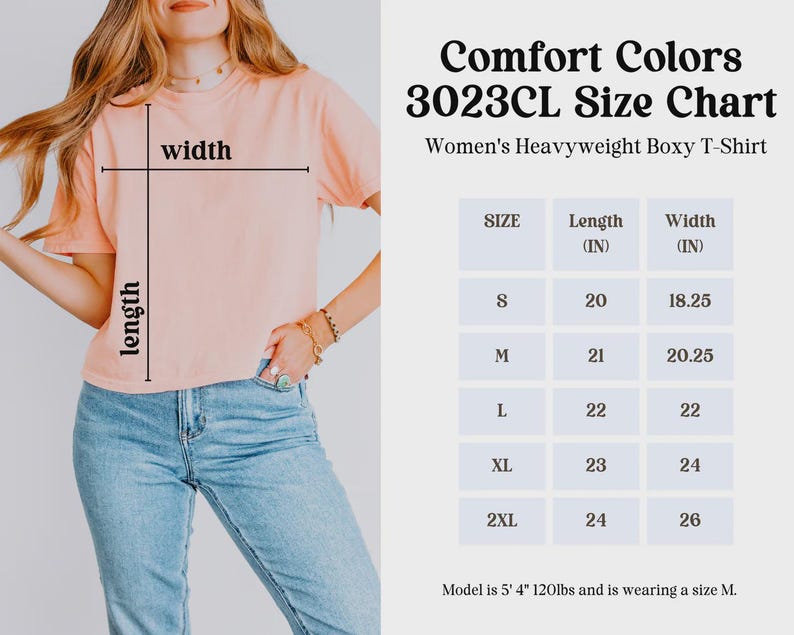 Pu&ograve; includere: Una donna indossa una t-shirt boxy Comfort Colors color pesca. L'immagine include una tabella delle taglie con misure in pollici per le taglie S-2XL. La tabella mostra la lunghezza e la larghezza delle magliette.