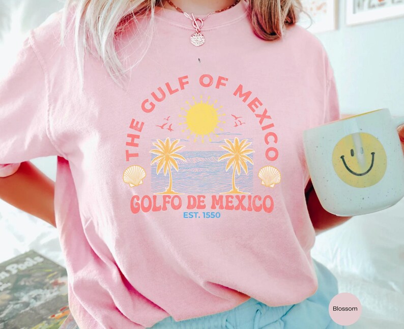 K&ouml;nnte beinhalten: Rosafarbenes T-Shirt mit einem grafischen Design aus Palmen, einer Sonne und dem Text "The Gulf of Mexico, Golfo de Mexico, Est. 1550".