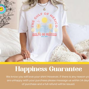 K&ouml;nnte beinhalten: Wei&szlig;es T-Shirt mit einem grafischen Design von Palmen und dem Text "The Gulf of Mexico" und "Golfo de Mexico Est. 1550".