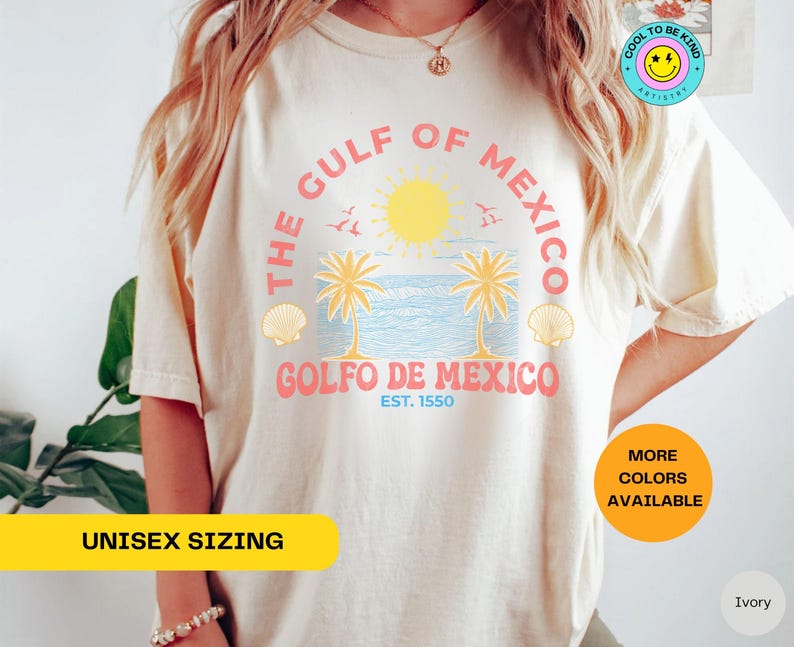 K&ouml;nnte beinhalten: Ein wei&szlig;es Unisex-T-Shirt mit einem Grafikdesign, das eine rosa und gelbe Sonne, Palmen und den Text "The Gulf of Mexico, Golfo de Mexico, Est. 1550" zeigt.