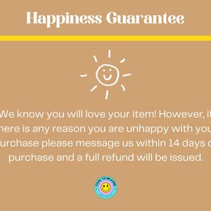 Pu&ograve; includere: Sfondo beige con la scritta "Happiness Guarantee" in bianco. Un sole disegnato a mano con una faccia sorridente &egrave; sopra il testo. Il testo sottostante indica la politica di rimborso.