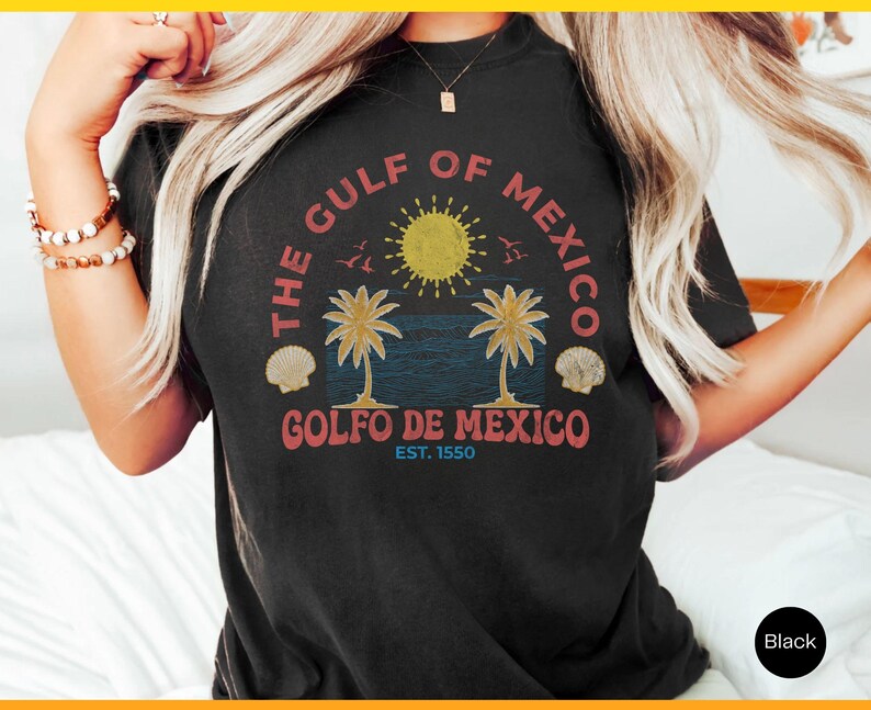 K&ouml;nnte beinhalten: Schwarzes T-Shirt mit einem Vintage-Grafikdruck einer Sonne, Palmen und Muscheln. Der Text lautet "The Gulf of Mexico, Golfo de Mexico, Est. 1550".