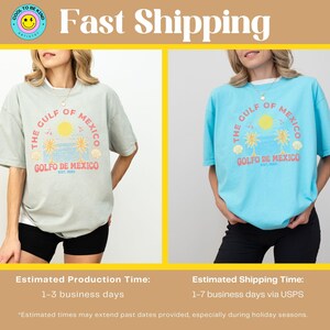 K&ouml;nnte beinhalten: Zwei T-Shirts mit einem grafischen Aufdruck des Golfs von Mexiko. Das T-Shirt links ist hellblau mit dem Aufdruck "The Gulf of Mexico" und "Golfo de Mexico". Das T-Shirt rechts ist hellblau mit dem Aufdruck "The Gulf of Mexico" und "Golfo de Mexico".