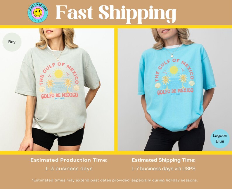K&ouml;nnte beinhalten: Zwei T-Shirts mit einem grafischen Aufdruck des Golfs von Mexiko. Das T-Shirt links ist hellblau mit dem Aufdruck "The Gulf of Mexico" und "Golfo de Mexico". Das T-Shirt rechts ist hellblau mit dem Aufdruck "The Gulf of Mexico" und "Golfo de Mexico".