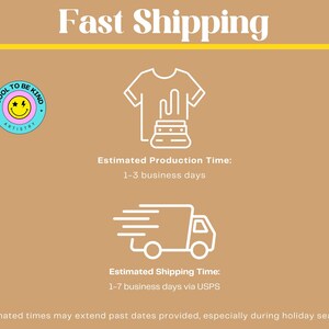 Pu&ograve; includere: Grafica beige con le parole "Fast Shipping" in bianco. L'immagine include un'icona a forma di maglietta, un'icona a forma di fabbrica e un'icona a forma di camion per le consegne. Il testo "COOL TO BE KIND ARTISTRY" &egrave; in un cerchio.