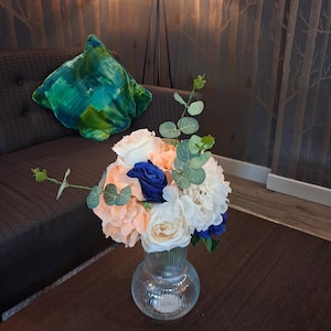 Elfenbein Pfirsich Hortensie Blumenschmuck | Blaue Rose | Eukalyptus | Kunstblume | Creme Neutral Grün | Anhänger | Hochzeitsblumen