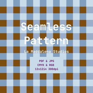 Puede incluir: Un patrón sin costuras con una cuadrícula de cuadrados marrones, azul claro y blancos. El texto dice: Seamless Pattern, La Maddalena Studios, PDF & JPG, CMYK & RGB, 30,48x30,48cm 300dpi. El diseño consiste en bloques geométricos repetitivos.