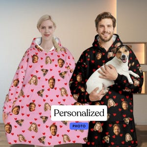 Puede incluir: Se muestran dos mantas con capucha, una rosa y otra negra. La manta rosa tiene un patr&oacute;n de caras y corazones rojos. La manta negra tiene un patr&oacute;n de caras y corazones rojos. La palabra "Personalizado" est&aacute; impresa en la imagen.