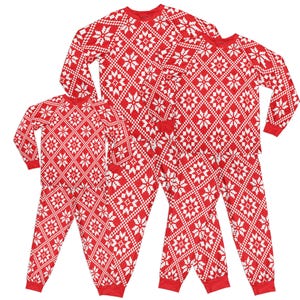 Op de afbeelding: Rode en witte pyjama's met patronen in drie maten. De pyjama's hebben een sneeuwvlokkenpatroon.