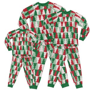 Op de afbeelding: Een set van drie bijpassende pyjama's met een geometrisch kerstboompatroon in groen, wit en rood. De pyjama's hebben lange mouwen en broek.