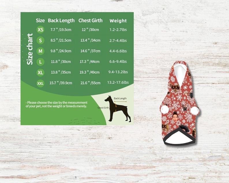 Puede incluir: Una sudadera con capucha roja para perros con interior blanco, adornada con un patr&oacute;n de copos de nieve y caras de perros. Se muestra una tabla de tallas con medidas en cm y kg para largo de espalda, contorno de pecho y peso.