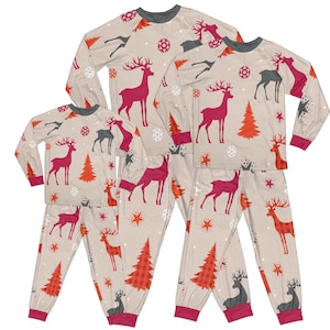 Op de afbeelding: Beige kerstpyjamasets met een feestelijk patroon. De tops en broeken met lange mouwen hebben rode herten, oranje bomen, sneeuwvlokken en sterren. De manchetten en halslijnen zijn donkerrood en grijs.