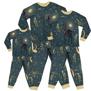 Rendierprint in het nachtbos. Bijpassende pyjama voor het hele gezin. Kerstcadeau. Zachte lange mouwen en broek. Outfits voor een avondfeestje. Set voor koppels.