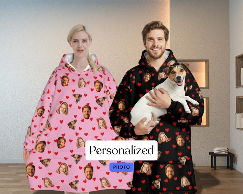 Puede incluir: Se muestran dos mantas con capucha, una rosa y otra negra. La manta rosa tiene un patr&oacute;n de caras y corazones rojos. La manta negra tiene un patr&oacute;n de caras y corazones rojos. La palabra "Personalizado" est&aacute; impresa en la imagen.