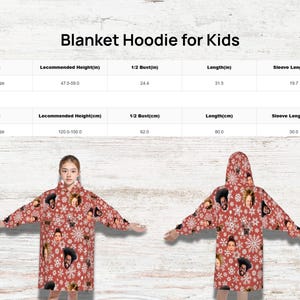 Puede incluir: Una sudadera con capucha manta roja para ni&ntilde;os con un estampado de caras y copos de nieve. La sudadera tiene capucha y mangas largas. El texto "Blanket Hoodie for Kids" est&aacute; en la parte superior. Tabla de tallas en pulgadas y cm.
