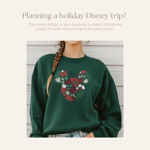 Felpa con stampa floreale Boho Mickey • Completo Disneyland • Maglione Disney estetico • Girocollo color terra neutro • Motivo floreale Topolino immagine 10