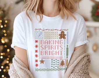 T-shirt de Noël lumineux Baking Spirits • T-shirt graphique festif de Noël en pain d'épice • Chemise de Noël confortable inspirée d'un pull • Cadeau pour boulangers
