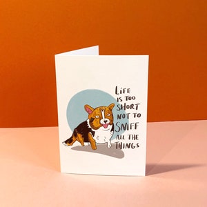 NEU Life Is Too Short To Not To Not To Not To No Sniff All The Things - Grußkarte A6 von Fernandes Makes. Glücklicher Hund, Motivationszitat, Corgis Illustration